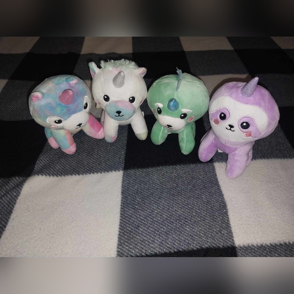 4 multicolored Pomkin Pet Pals